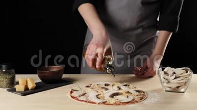 专业厨师用橄榄油喷洒比萨饼，以增强用比萨饼配料装饰<strong>的</strong>桌子<strong>上的风味</strong>。 面团<strong>的</strong>概念